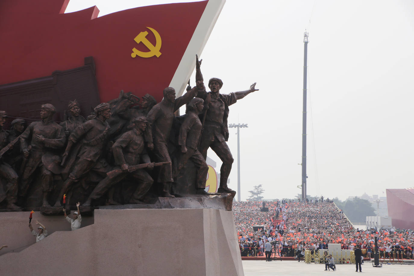 Hasta 15.000 soldados desfilaron frente a las autoridades por el centro de la emblemática plaza de Tiananmen para celebrar el 70 aniversario de la República Popular China