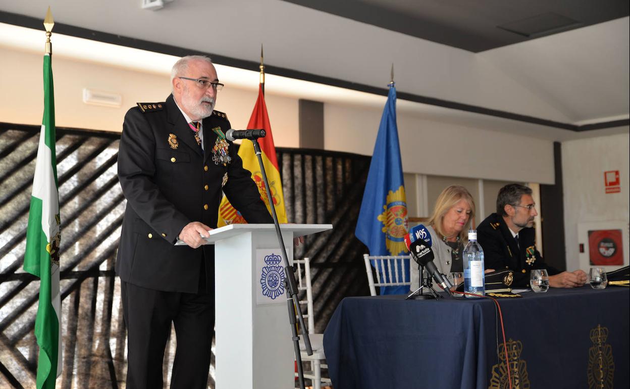 El comisario, Enrique Lamelas, durante su discurso. 