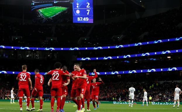 Sule y Lewandovski felicitan a Gnabry tras su cuarto gol, el que cerró el 2-7 final ante el Tottenham