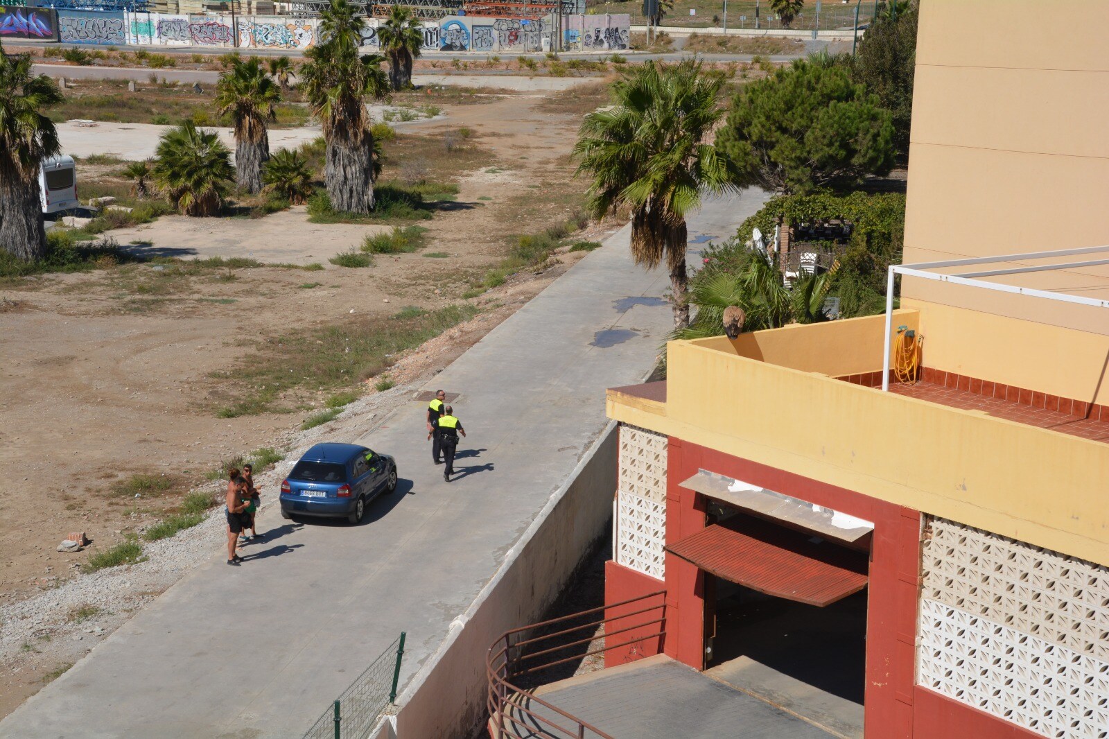 Agentes del GRUPRONA (Grupo de Protección de la Naturaleza de la Policía Local de Málaga) intentaron rescatar al animal de grandes dimensiones pero según los vecinos, al final acabó huyen en dirección a la desembocadura del Guadalhorce.