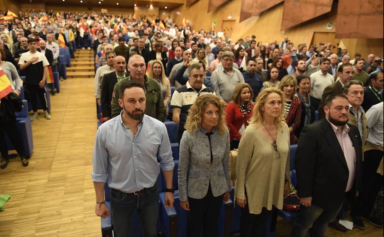 En pie y firmes, miebros de Vox con Santiago Abascal a la cabeza celebran un mítin en Bilbao.