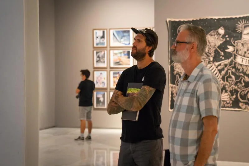 Las salas del Rectorado acogen una ambiciosa exposición sobre el movimiento cultural en torno al monopatín