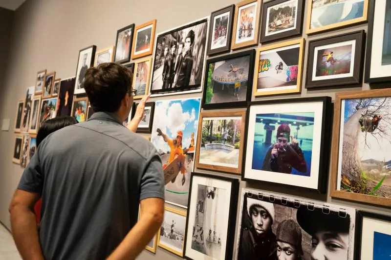 Las salas del Rectorado acogen una ambiciosa exposición sobre el movimiento cultural en torno al monopatín