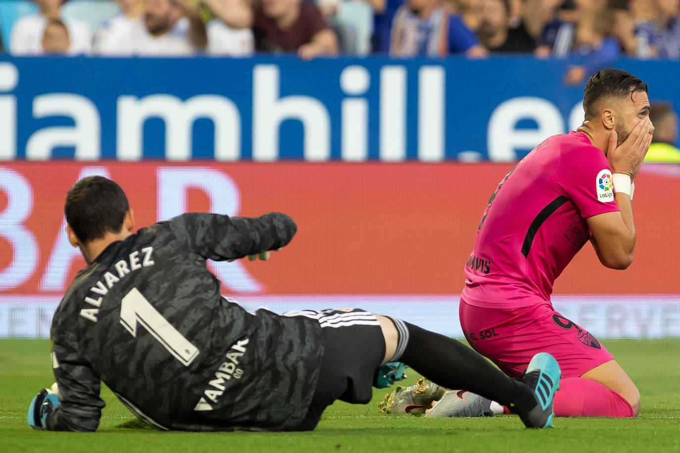 El Málaga acaricia el triunfo, pero al final empata y entra en el descenso
