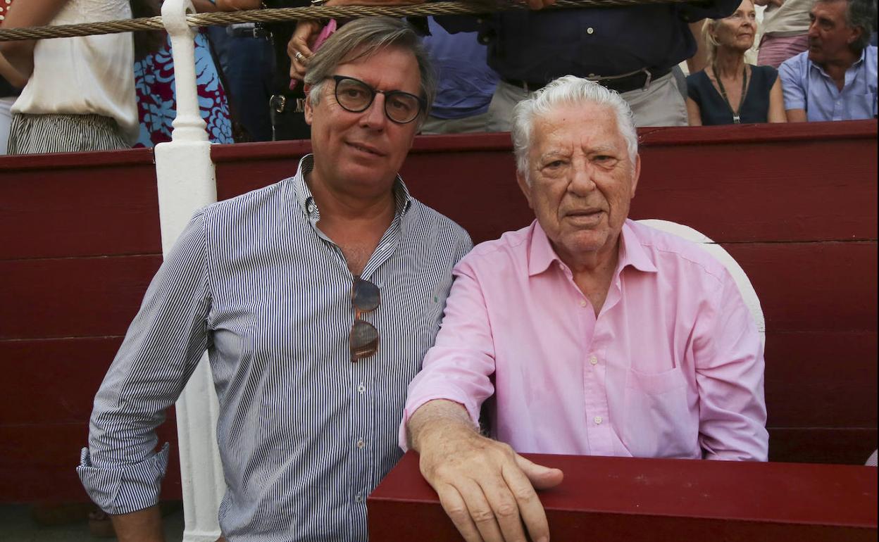 Escribano y Martín Lorca, actuales gestores, en el callejón de la plaza durante la última feria.