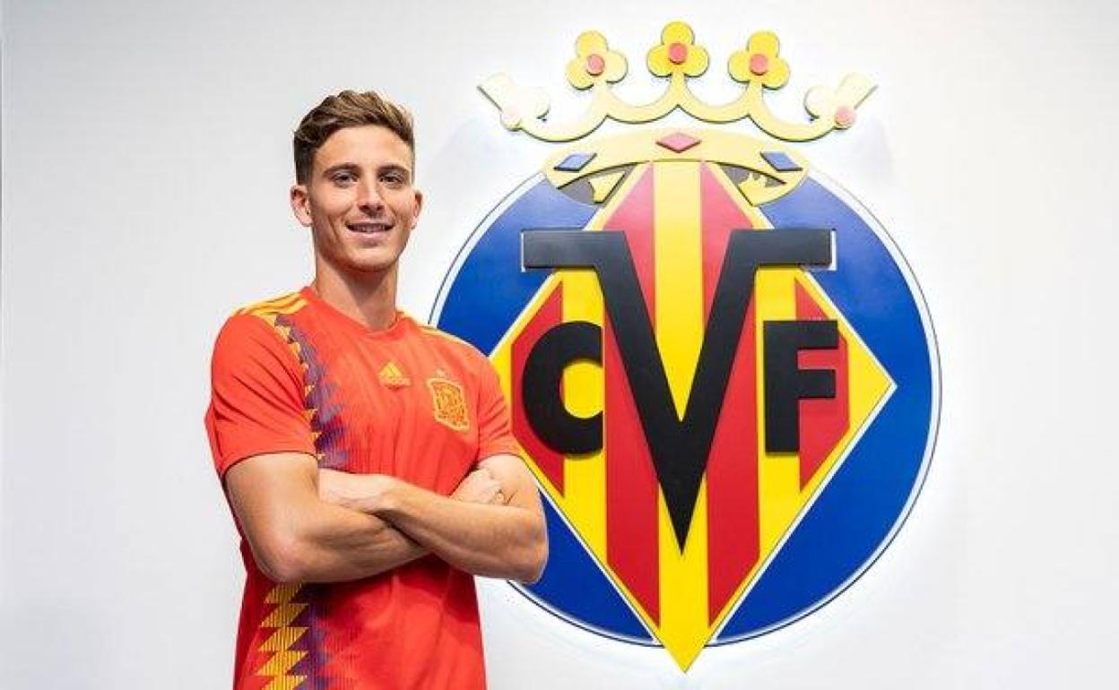 PauTorres, ayer con la camiseta de la selección y junto al escudo de su actual club. 