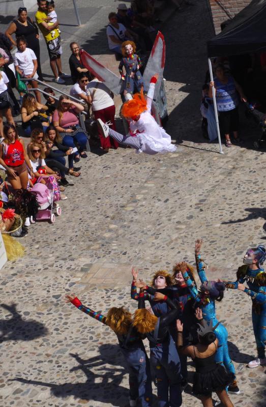 La plaza de La Libertad se convierte en la antesala de la gala de presentación yla previa de la próxima edición, XL aniversario de la cita carnavalesca