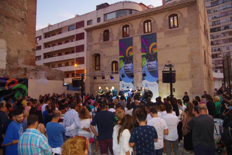 La plaza de La Libertad se convierte en la antesala de la gala de presentación yla previa de la próxima edición, XL aniversario de la cita carnavalesca