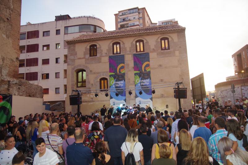 La plaza de La Libertad se convierte en la antesala de la gala de presentación yla previa de la próxima edición, XL aniversario de la cita carnavalesca