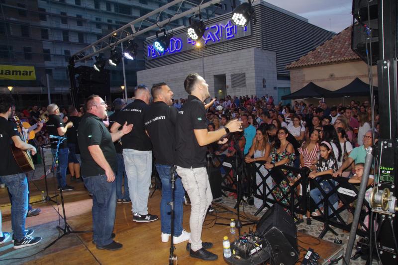 La plaza de La Libertad se convierte en la antesala de la gala de presentación yla previa de la próxima edición, XL aniversario de la cita carnavalesca