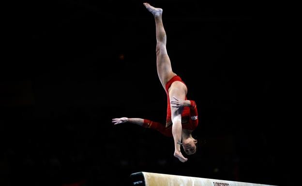 Ana Perez en su ejercicio durante los Mundiales FIG en Stuttgart 