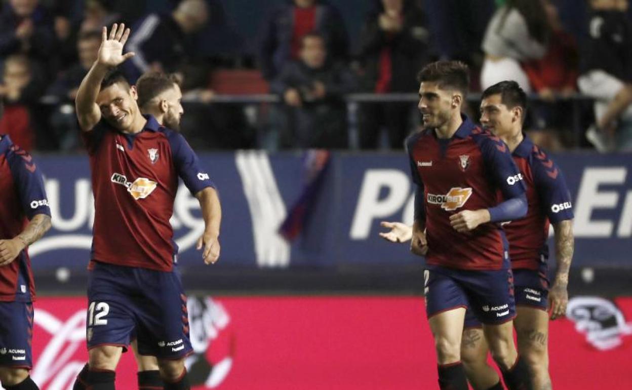 Roncaglia (i) celebra con sus compañeros el gol del empate ante el Villarreal. 