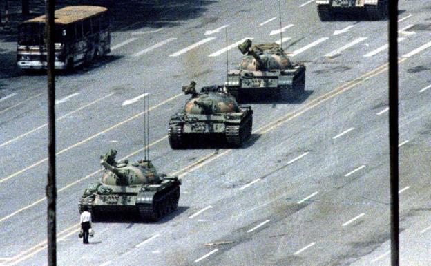 La imagen icónica con la que se ha relacionado el suceso es del «hombre tanque» en los sangrientos eventos en China en 1989.