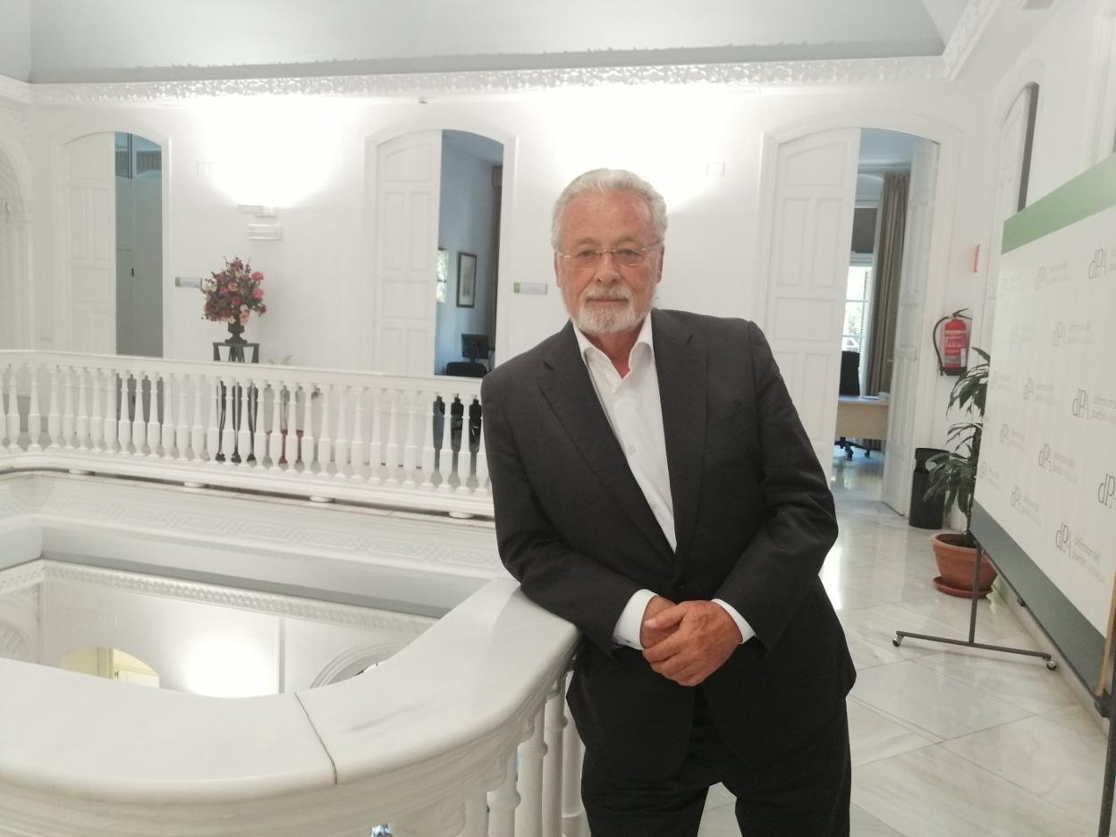 El Defensor del Pueblo Andaluz, Jesús Maeztu, en su sede de Sevilla. :: J. l. p.