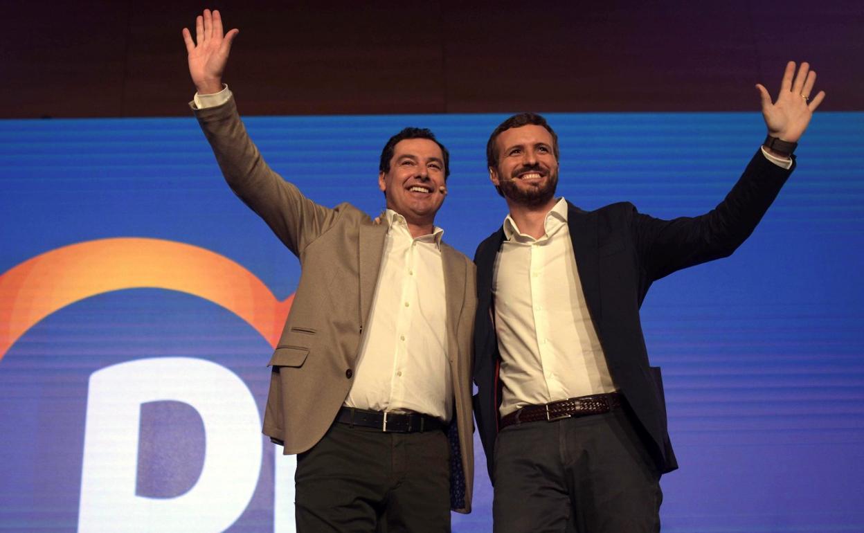 Juanma Moreno y Pablo Casado, en el foro económico del PP en Córdoba.