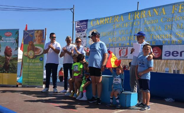 Atletas con diversidad funcional, en el podio junto a la campeona de Europa de marcha, la granadina María Pérez. 