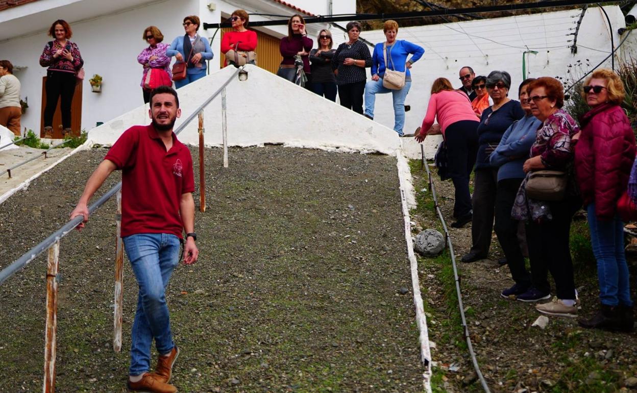 Ezequiel Moya muestra los típicos paseros a un grupo de turistas en un cortijo de El Borge.