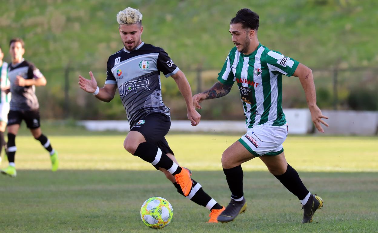 Joselillo, en uno de los ataques del Antequera ayer ante el Atlético Mancha Real. 