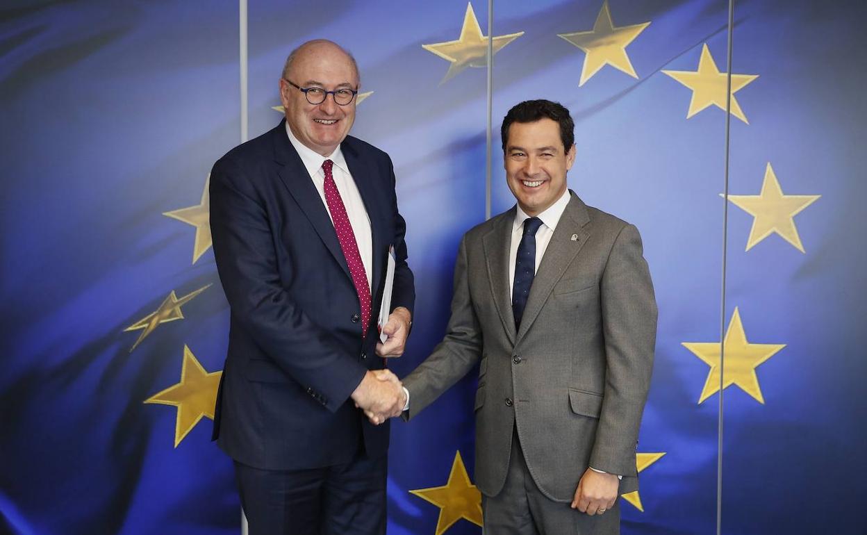 Juanma Moreno saluda al comisario de Agricultura de la Comisión Europea, Phil Hogan.