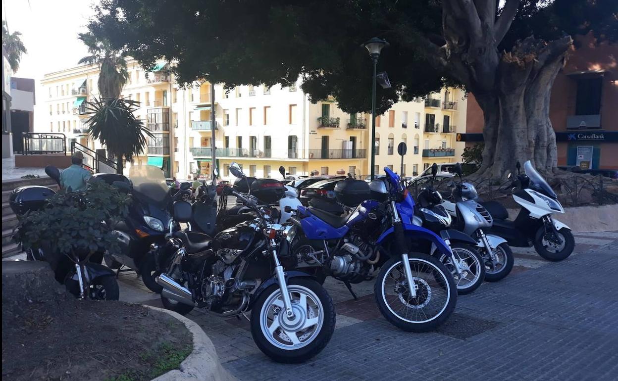 Decenas de motos aparcadas sobre la acera e impidiendo el paso de los peatones.