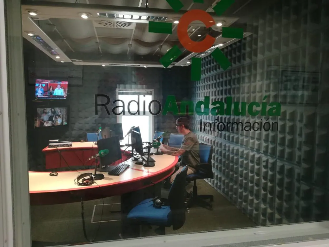 Emisión en directo de Radio Andalucía Información en uno de los estudios de Canal Sur Radio en Sevilla.
