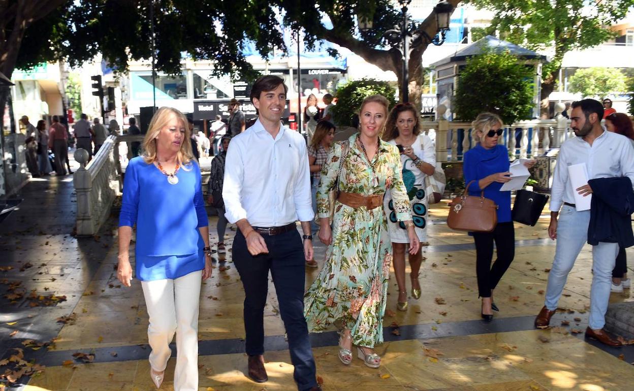 Muñoz, Montesinos y España en su paseo por el centro de Marbella 