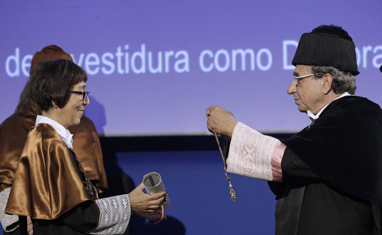 Kazuyo Sejima recibe de manos del rector la medalla, uno de los símbolos del doctorado. 