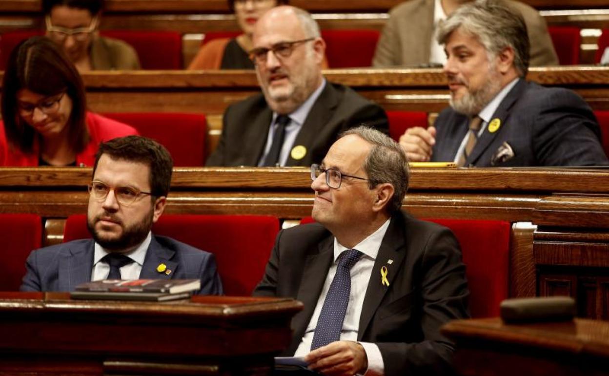 El presidente del la Generalitat de Cataluña, Quim Torra, acompañado por el vicepresidente y consejero de Economía, Pere Aragonès.