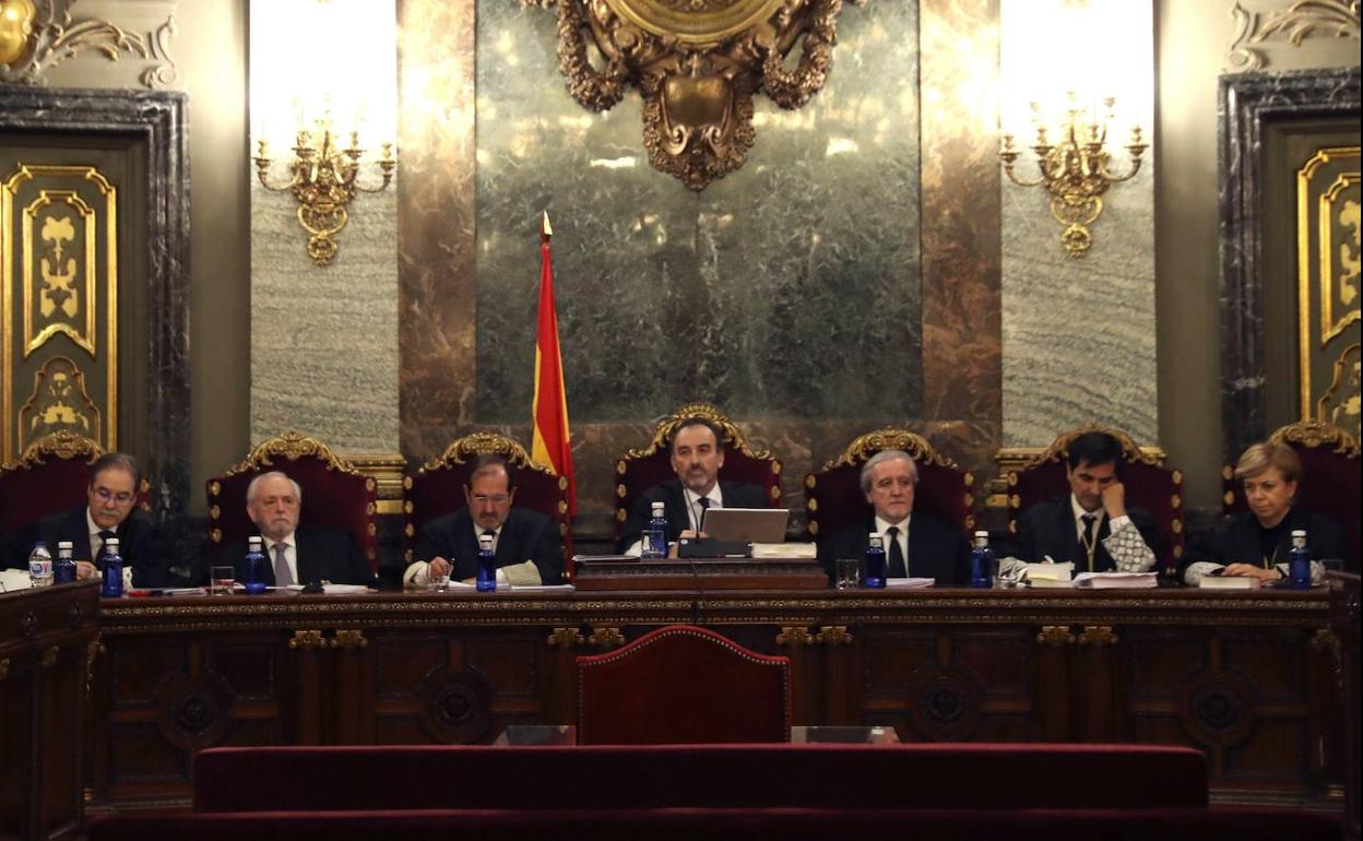 El magistrado Manuel Marchena (c) preside el tribunal de siete jueces, formado por Andrés Palomo (i), Luciano Varela (2i), Andrés Martínez Arrieta (3i), Juan Ramón Berdugo (3d) Antonio del Moral (2d) y Ana Ferrer (d).