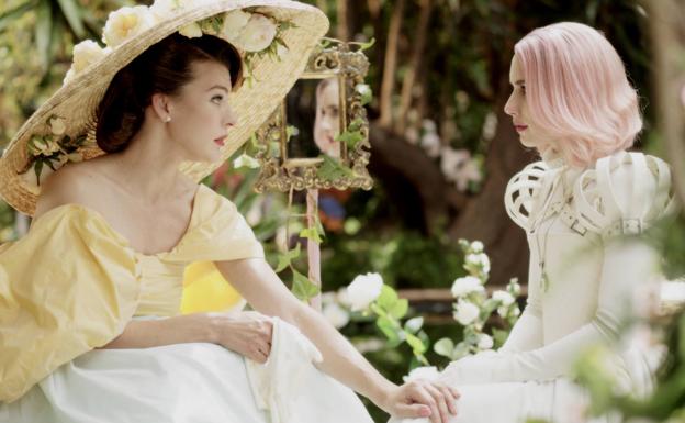 Milla Jovovich y Emma Roberts en 'Paradise Hills'.