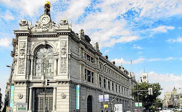 El imponente edificio del Banco de España, en la calle Alcalá, frente a La Cibeles, con su característico reloj. 