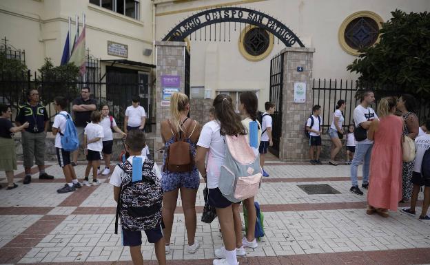 Escolares, a las puertas del colegio San Patricio, un centro concertado. 