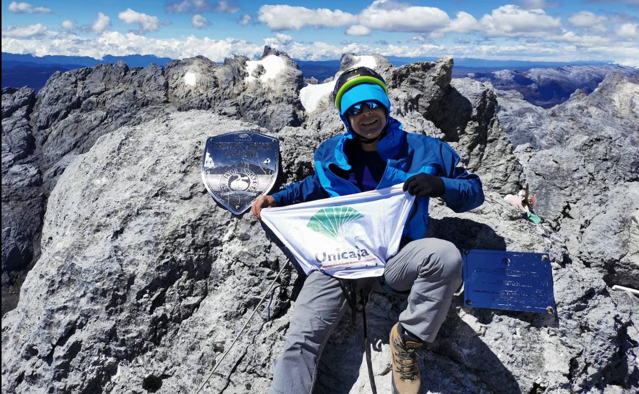 David Rodríguez posa en la cima de la Pirámide de Carstenz. 