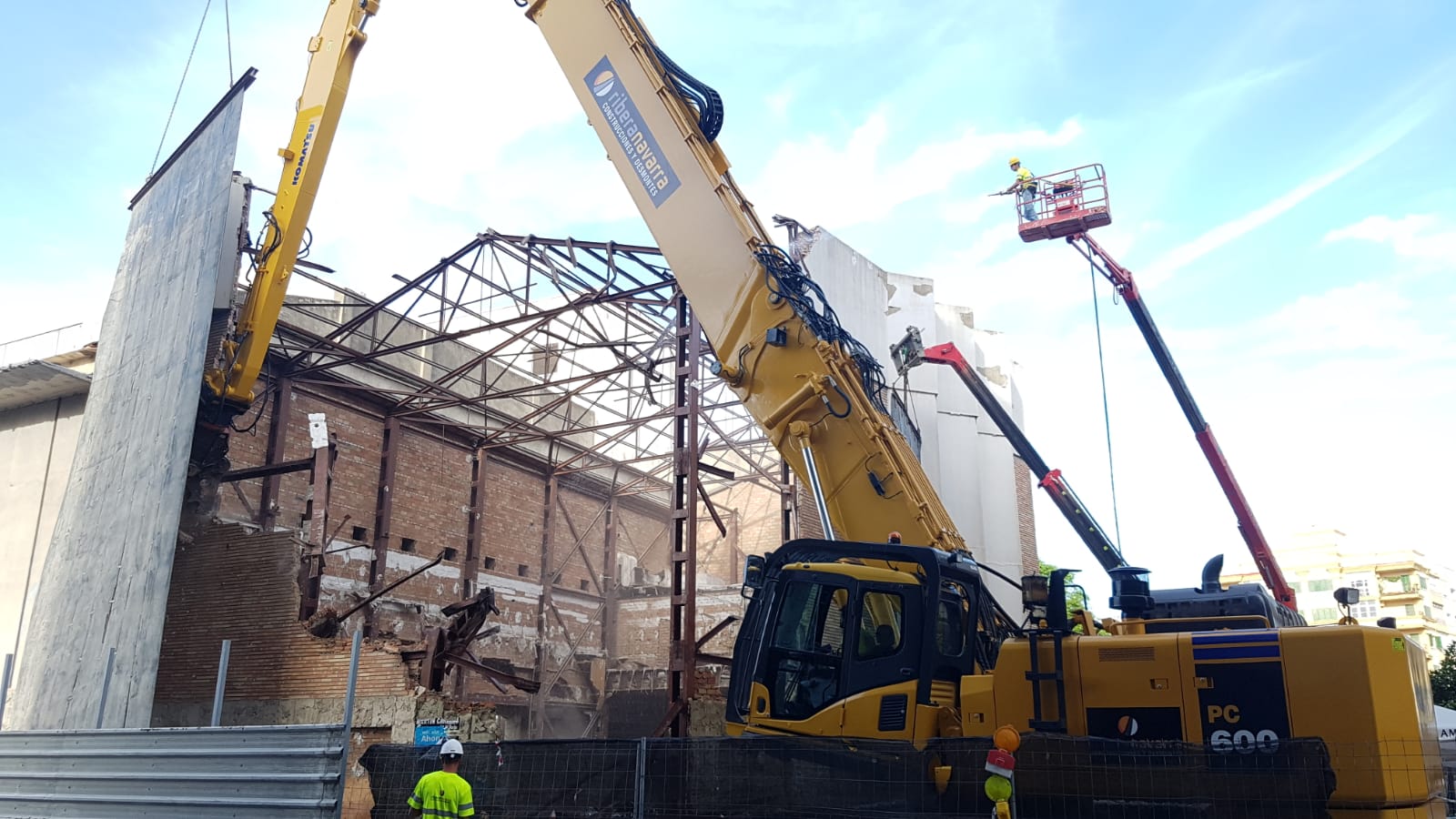 En su derribo se han afanado durante los últimos días los operarios de la empresa Construcciones y Desmontes Ribera Navarra