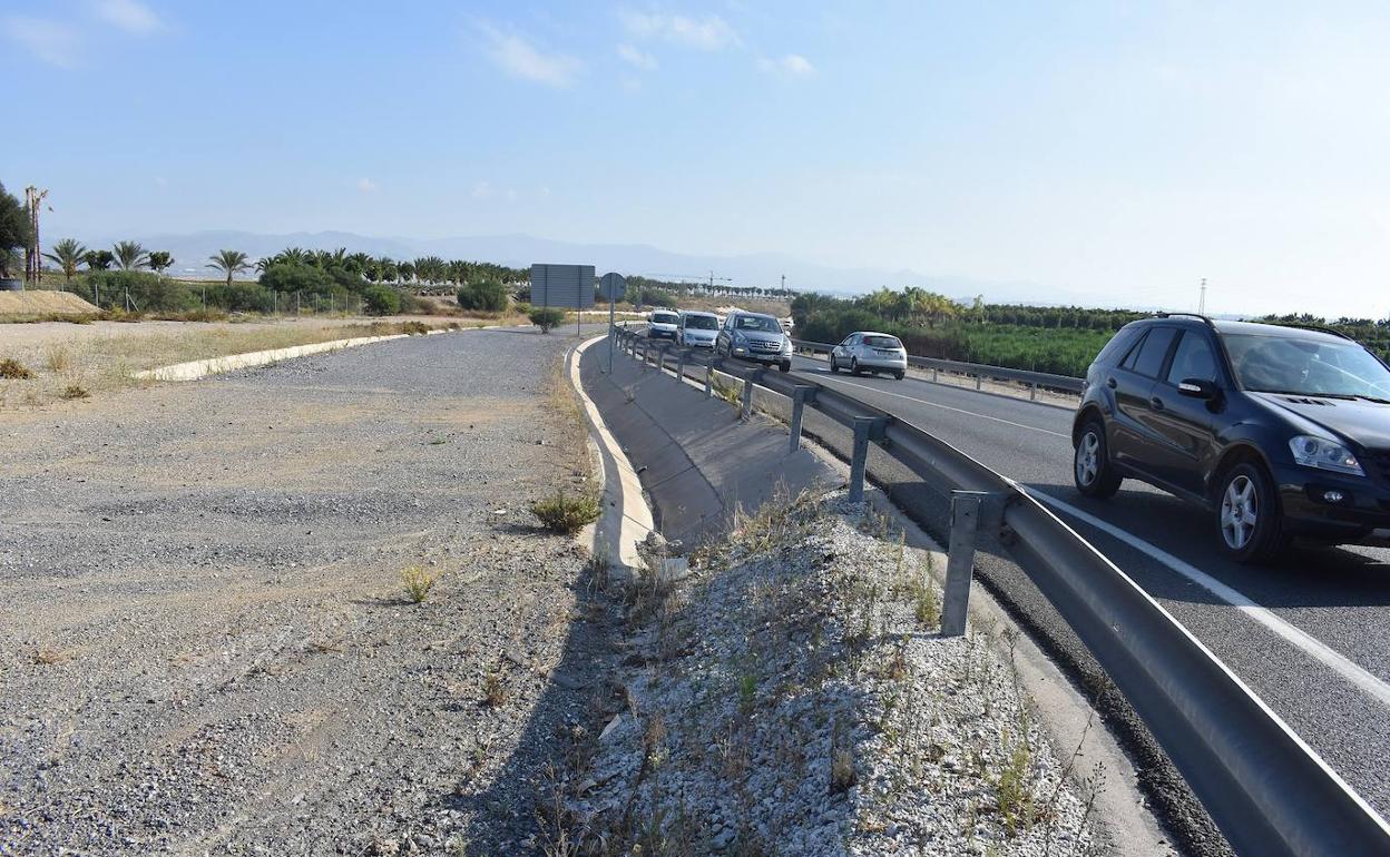 A la izquierda, la plataforma lista para ser asfaltada; a la derecha, atasco en el acceso a Alhaurín. 