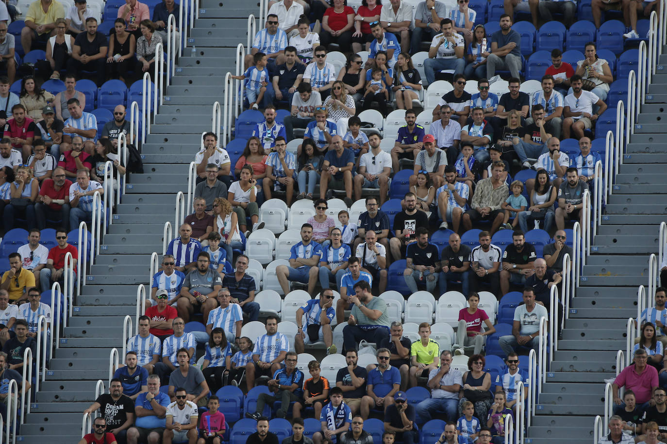 Los aficionados apoyan en La Rosaleda al equipo pese a que volvió a perder