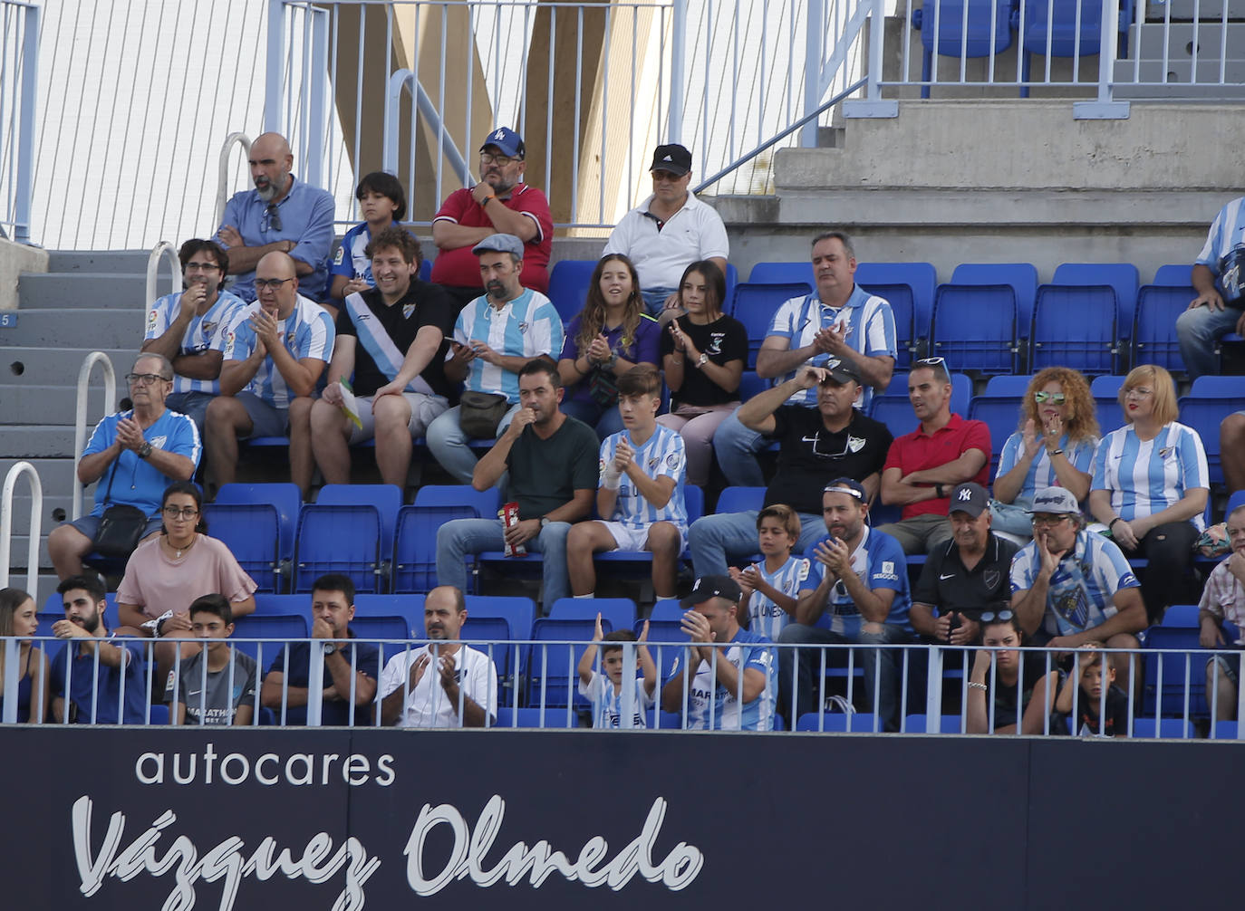 Los aficionados apoyan en La Rosaleda al equipo pese a que volvió a perder