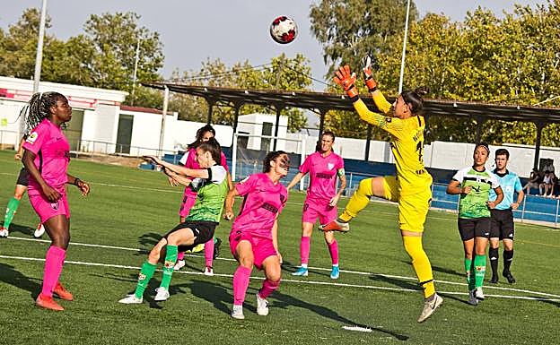 Noelia sale por alto para atrapar el balón. 
