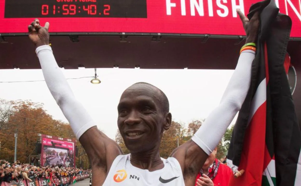 Eliud Kipchoge celebra su récord en la llegada a meta.