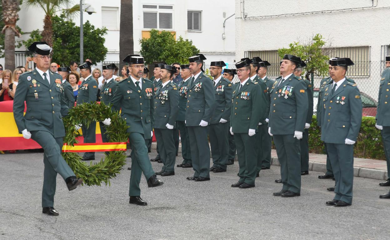 Un momento del acto central celebrado esta mañana en el patio del Acuartelamiento de la Guardia Civil de Marbella. 