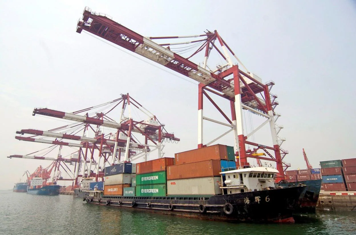 Un barco con contenedores en el puerto de Qingdao, situado en la provincia china de Shandong.  :: Wu Hong / efe