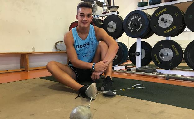 Jiménez posa con el martillo en una de las esquinas del gimnasio. 