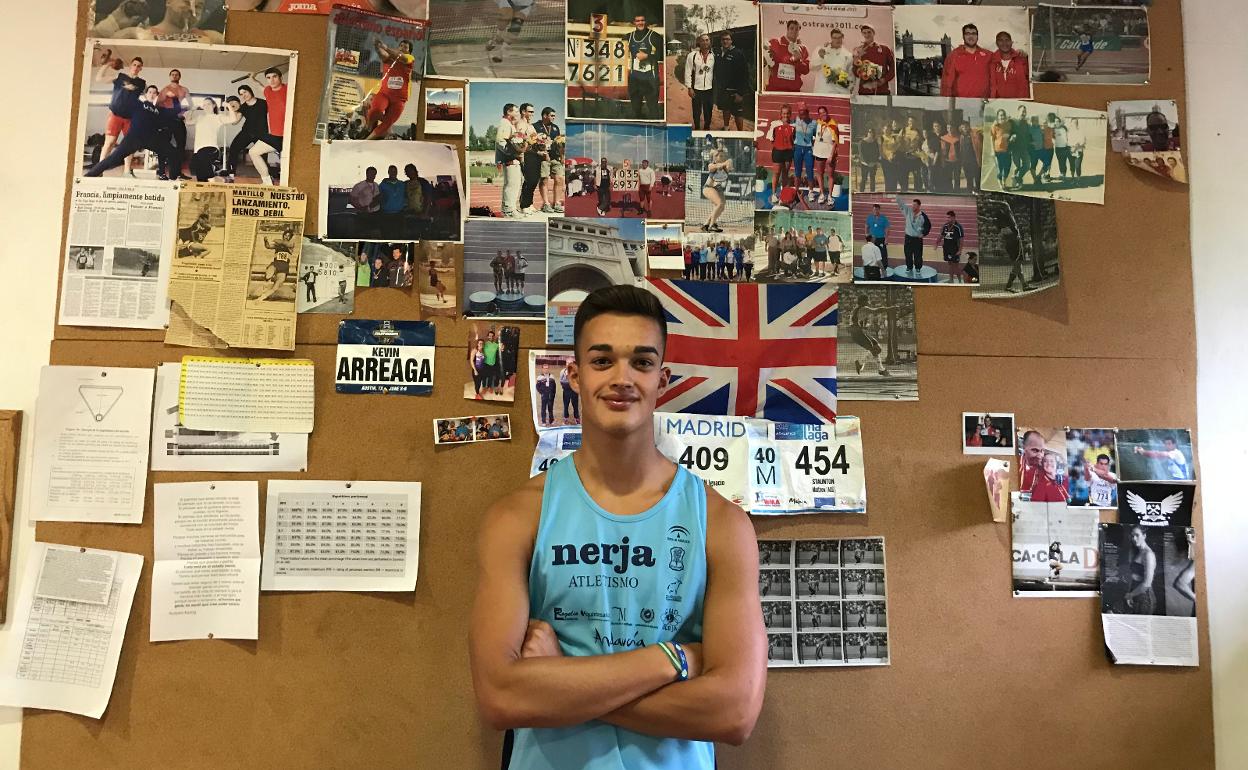 Jiménez posa para SUR desde el gimnasio de lanzadores del CAR de Madrid, donde los atletas dejan sus recuerdos en un tablón. 