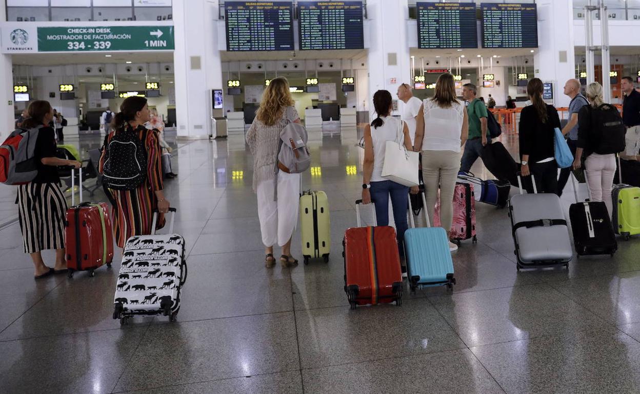 Un grupo de turistas, con sus maletas en la terminal del aeropuerto de Málaga.