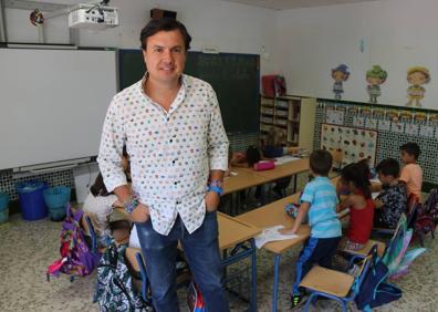 Imagen secundaria 1 - Hay pedanías en las que no hay colegio, como en Puerto Saúco, que depende de Ronda. Manuel Mora enseña inglés, a la vez, a distintas edades.Para ir al instituto, muchos alumnos van a Ronda a diario.