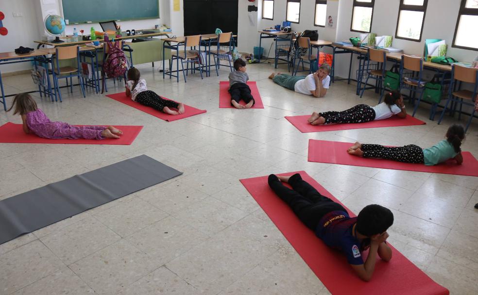 Alumnos del CPR Alto Genal, en Parauta, en clase de Hábitos de vida saludable, haciendo yoga gracias a la colaboración de una madre, profesora de esta disciplina. 