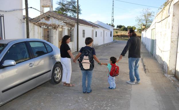 Imagen principal - Hay pedanías en las que no hay colegio, como en Puerto Saúco, que depende de Ronda. Manuel Mora enseña inglés, a la vez, a distintas edades.Para ir al instituto, muchos alumnos van a Ronda a diario.