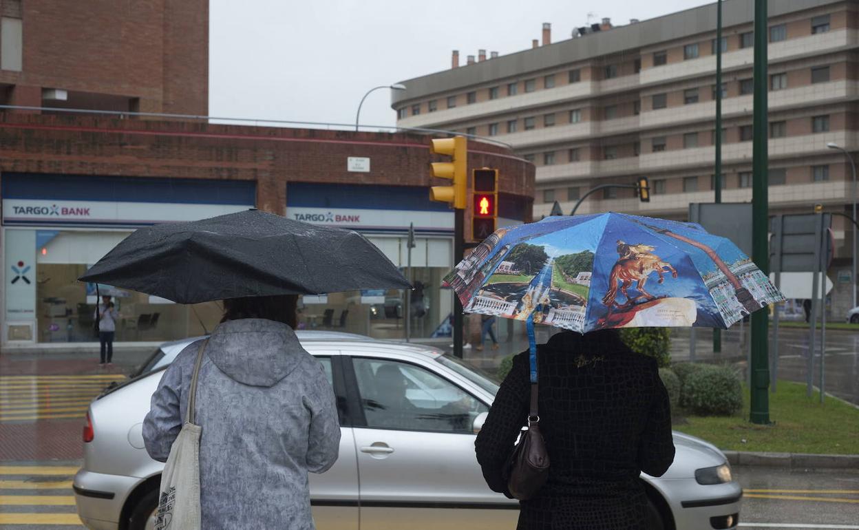 Los paraguas podrían ser necesarios este lunes en Málaga. 