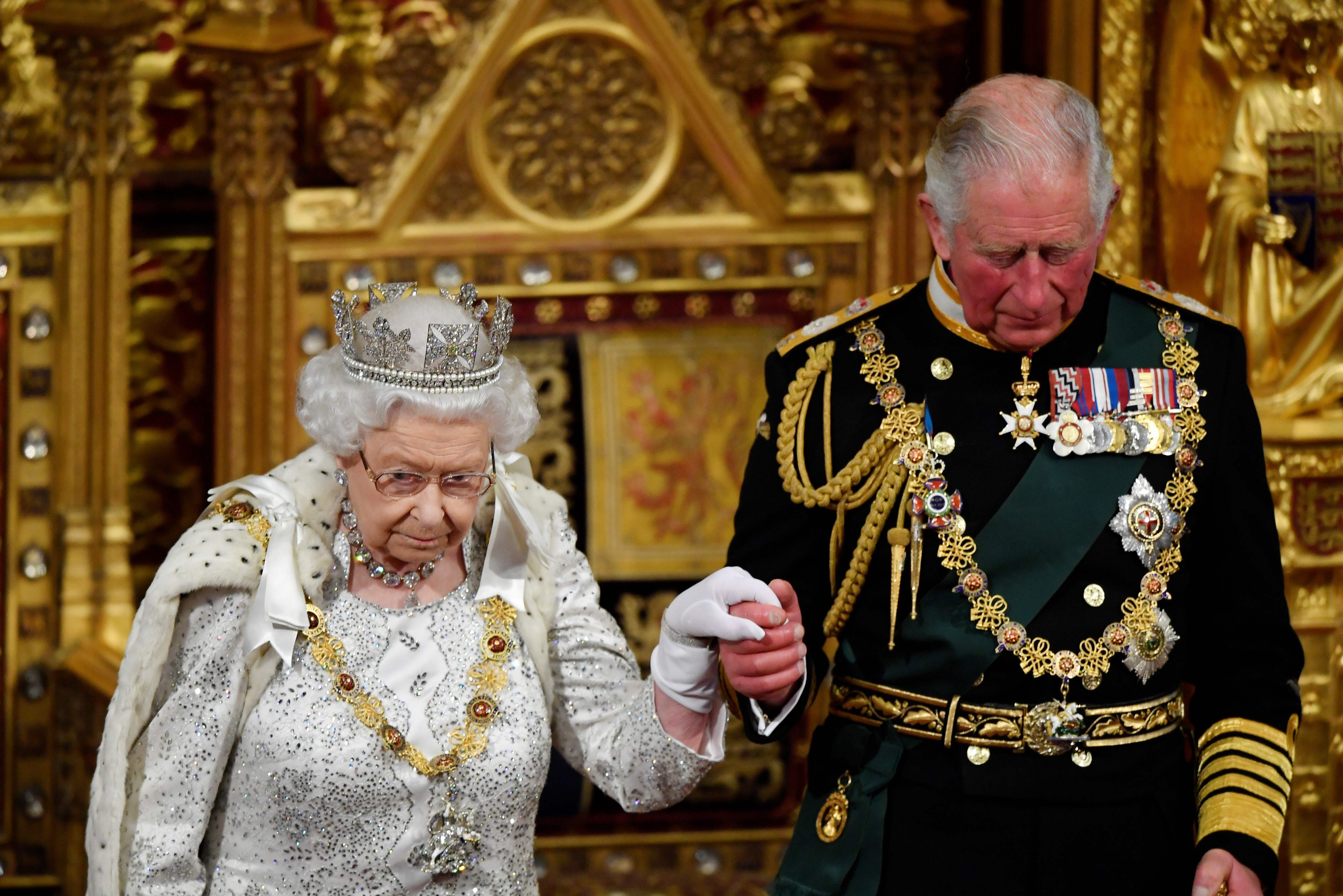 La monarca inaugura el nuevo curso de la cámara en plena incertidumbre por el Brexit