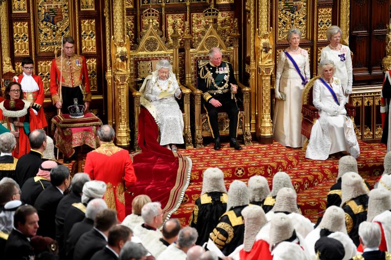 La monarca inaugura el nuevo curso de la cámara en plena incertidumbre por el Brexit